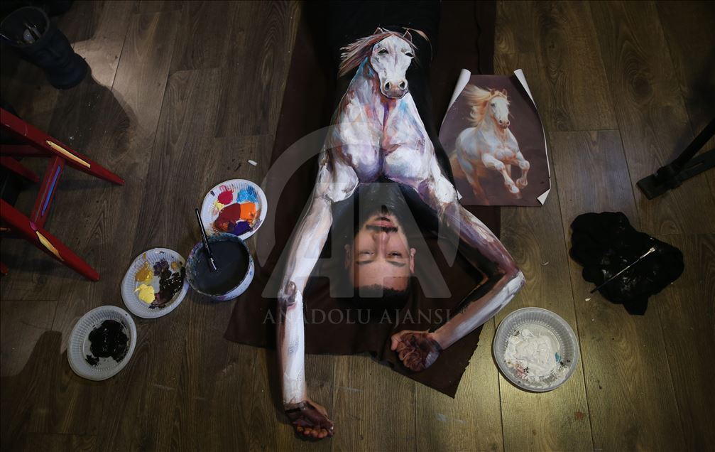 Tuvali insan bedeni olan ressam