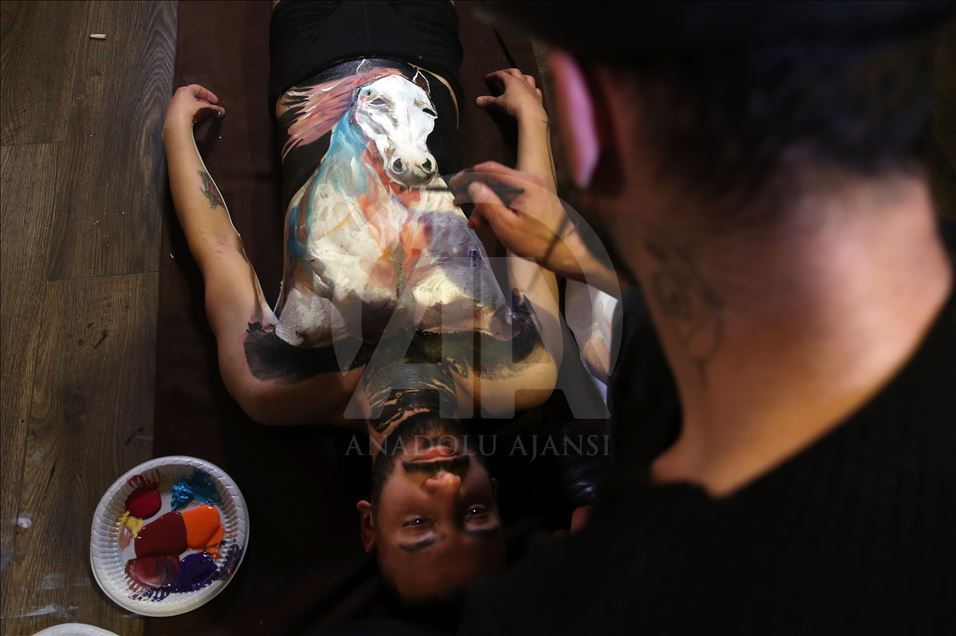 Tuvali insan bedeni olan ressam