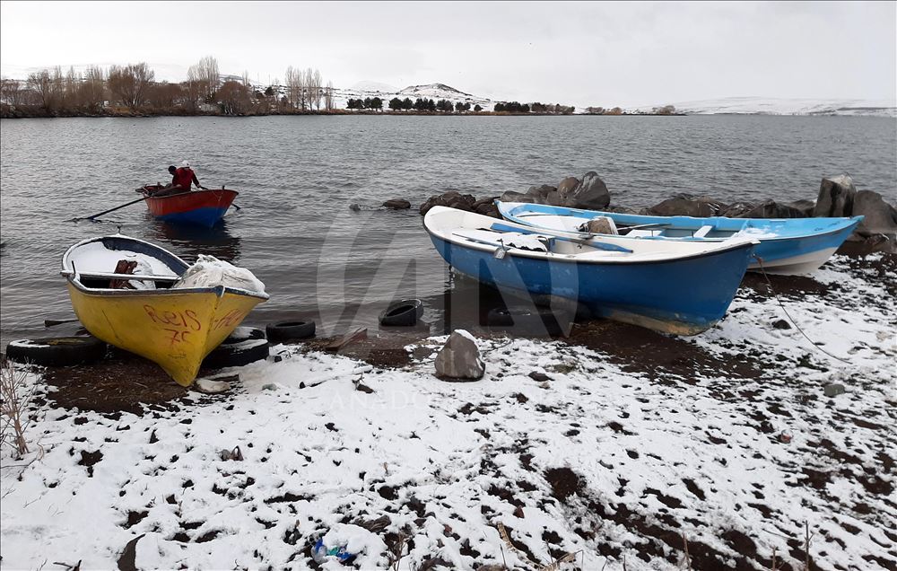 Karla kaplanan Çıldır'da kartpostallık görüntüler oluştu