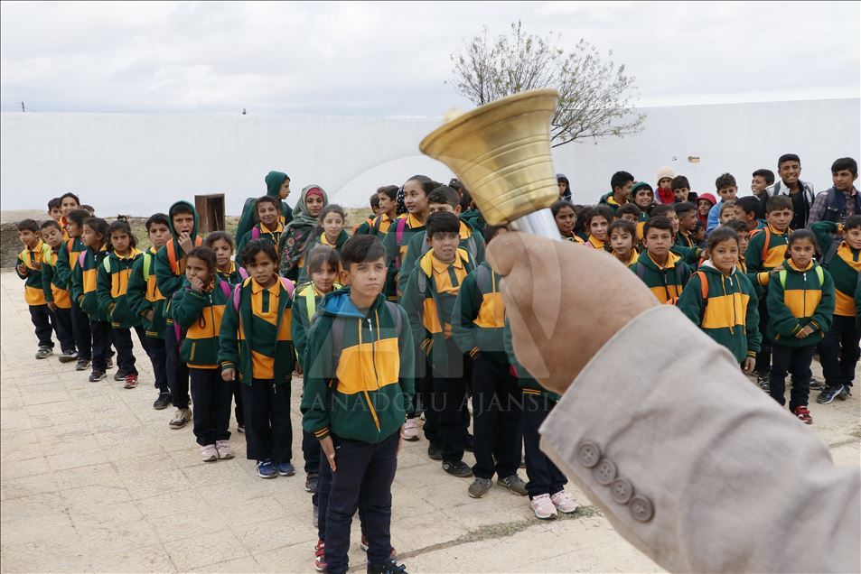 Türkiye'nin onardığı Tel Abyad'daki okul eğitime açıldı