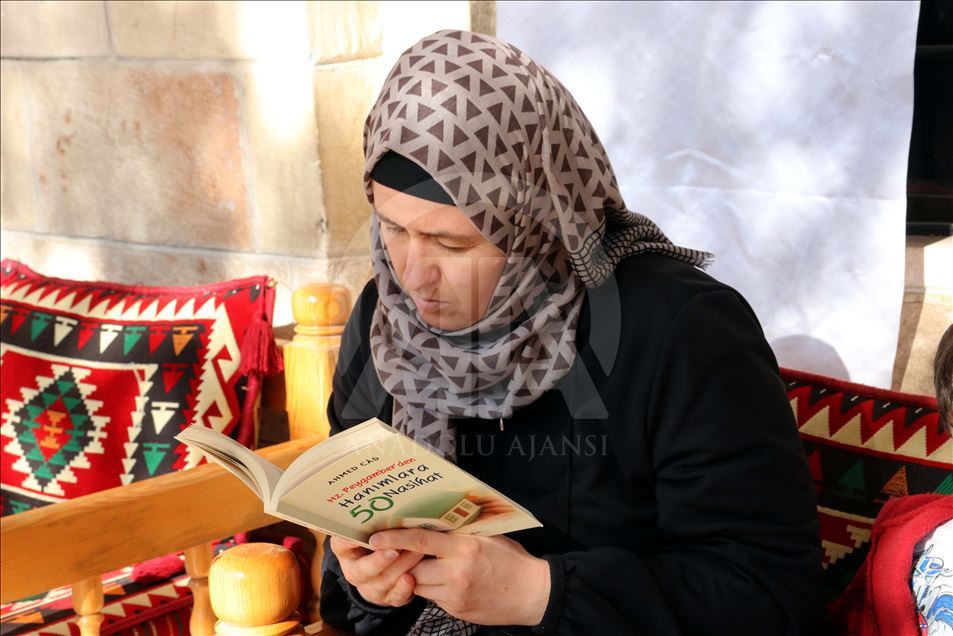 Turquie : dans ce café, celui qui lit, remporte thé et biscuit