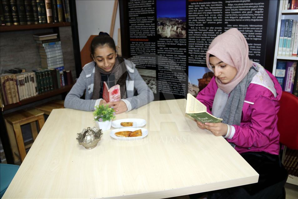 Turquie : dans ce café, celui qui lit, remporte thé et biscuit