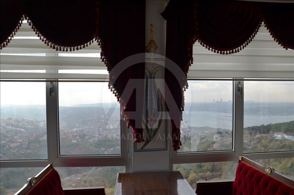 Une bibliothèque avec un minaret, sur une vue imprenable d’Istanbul