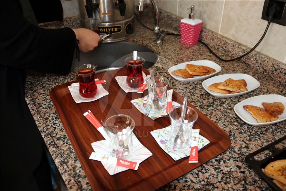Turquie : dans ce café, celui qui lit, remporte thé et biscuit