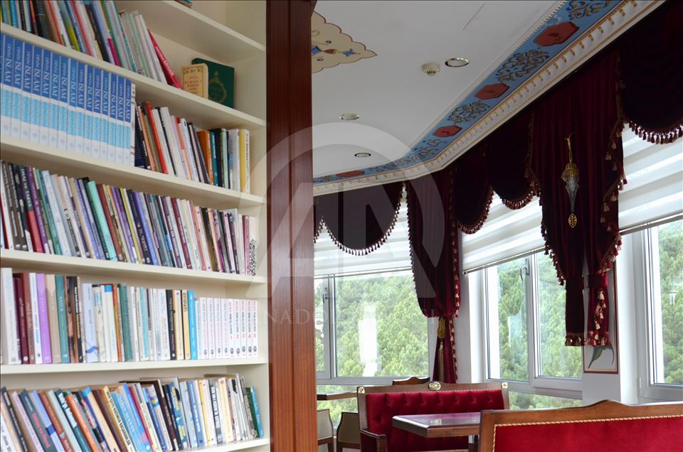 Une bibliothèque avec un minaret, sur une vue imprenable d’Istanbul