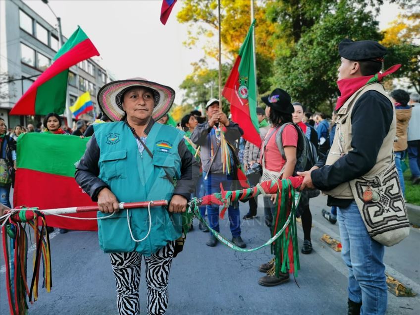 Marcha de la Guardia Indígena en Bogotá, Colombia, en el paro nacional
