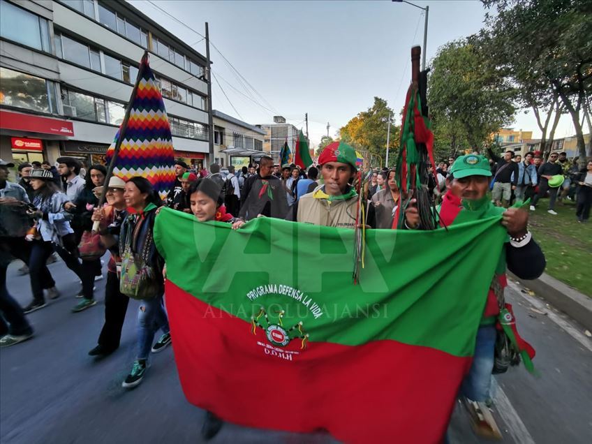 Marcha de la Guardia Indígena en Bogotá, Colombia, en el paro nacional