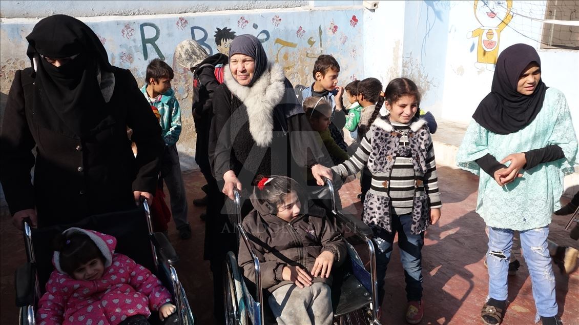 İdlib'de engellileri ilgi ve sevgiyle okutuyor
