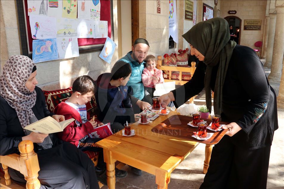 Turquie : dans ce café, celui qui lit, remporte thé et biscuit