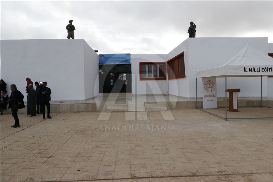 Türkiye'nin onardığı Tel Abyad'daki okul eğitime açıldı
