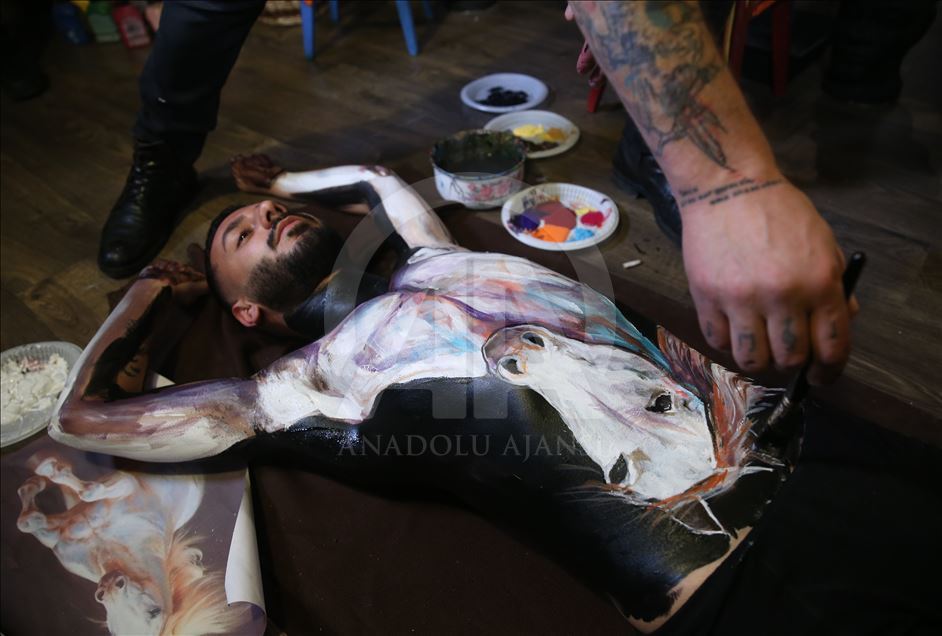 Tuvali insan bedeni olan ressam