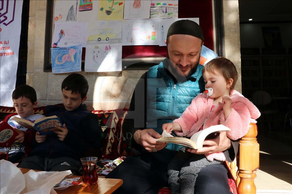 Turquie : dans ce café, celui qui lit, remporte thé et biscuit
