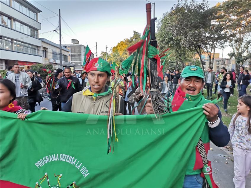 Marcha de la Guardia Indígena en Bogotá, Colombia, en el paro nacional