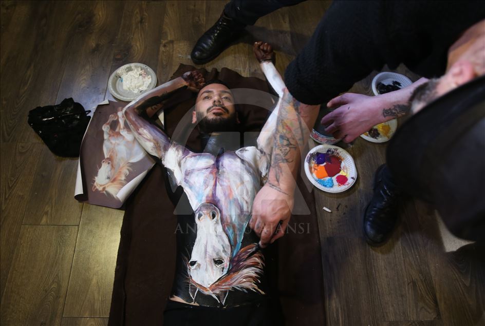 Tuvali insan bedeni olan ressam