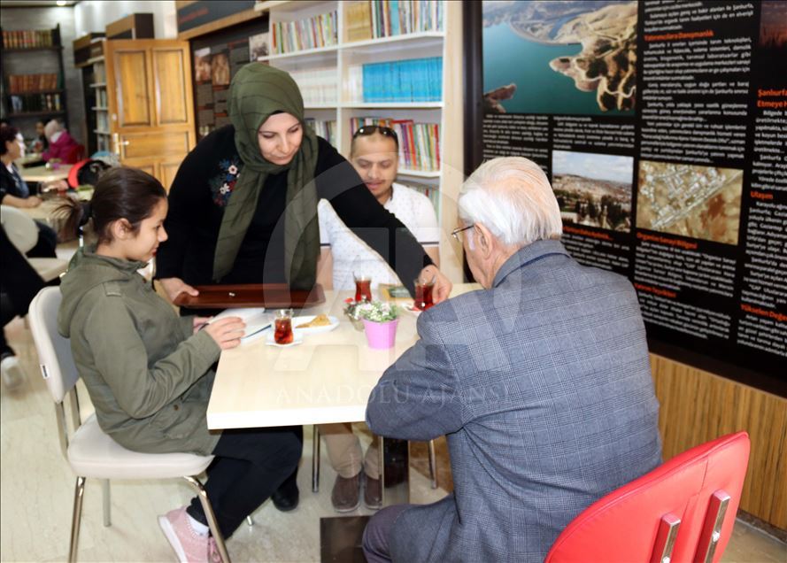 Turquie : dans ce café, celui qui lit, remporte thé et biscuit