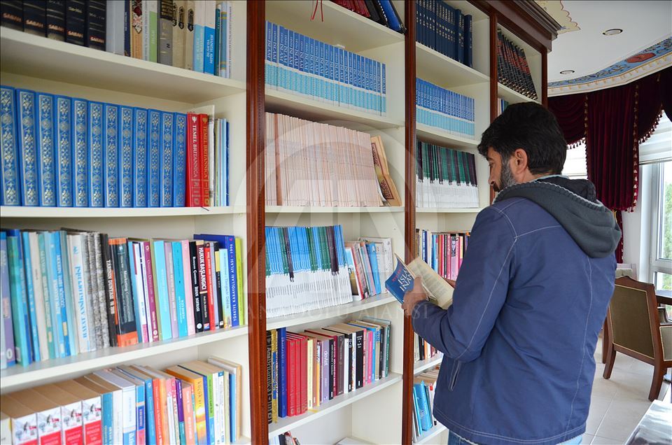 Une bibliothèque avec un minaret, sur une vue imprenable d’Istanbul