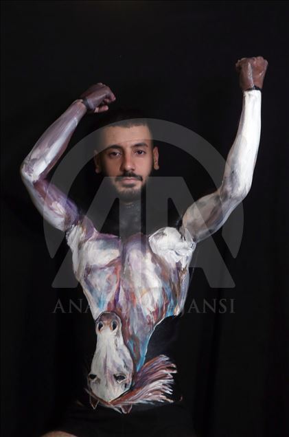 Tuvali insan bedeni olan ressam