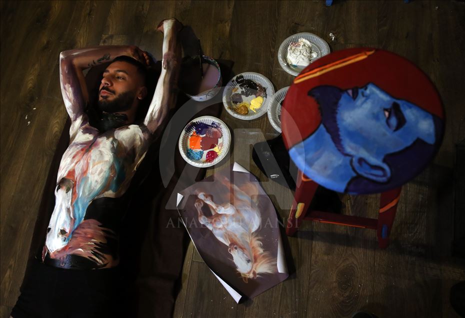 Tuvali insan bedeni olan ressam