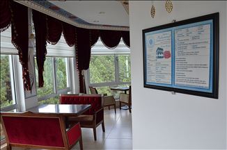 Une bibliothèque avec un minaret, sur une vue imprenable d’Istanbul