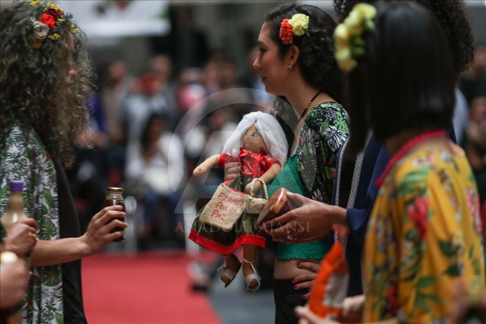 Ex- combatientes de las FARC recurren a la moda durante una pasarela en el congreso colombiano