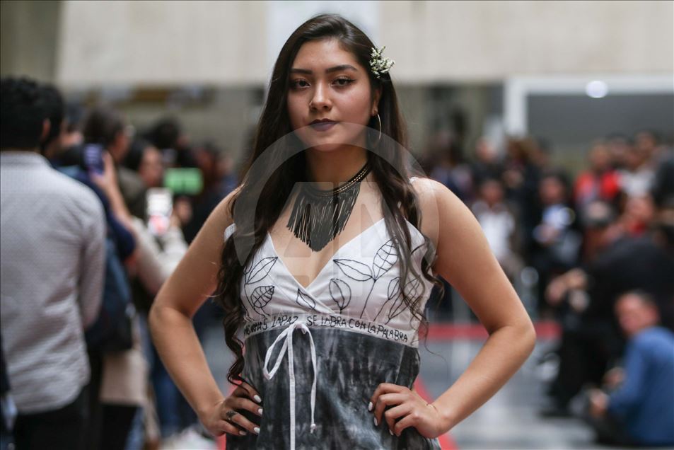 Ex- combatientes de las FARC recurren a la moda durante una pasarela en el congreso colombiano