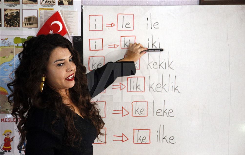 Kırılan elleri cam kemik hastası İlknur'a engel olmuyor