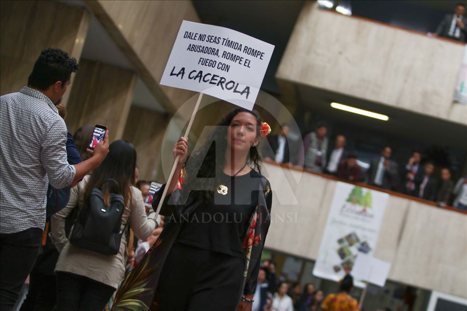 Ex- combatientes de las FARC recurren a la moda durante una pasarela en el congreso colombiano