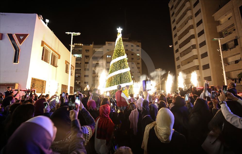  اضاءة شجرة عيد الميلاد في غزة
