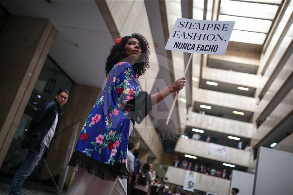 Ex- combatientes de las FARC recurren a la moda durante una pasarela en el congreso colombiano
