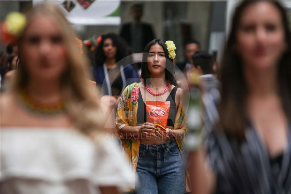 Ex- combatientes de las FARC recurren a la moda durante una pasarela en el congreso colombiano