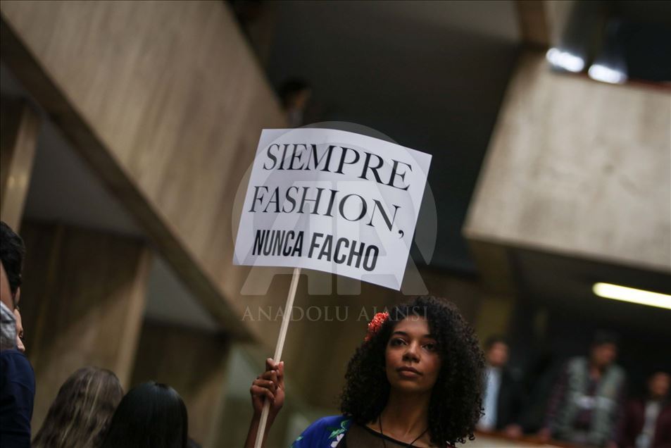 Ex- combatientes de las FARC recurren a la moda durante una pasarela en el congreso colombiano