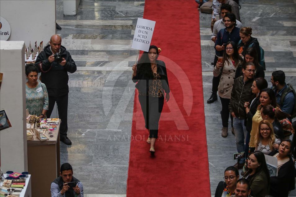 Ex- combatientes de las FARC recurren a la moda durante una pasarela en el congreso colombiano
