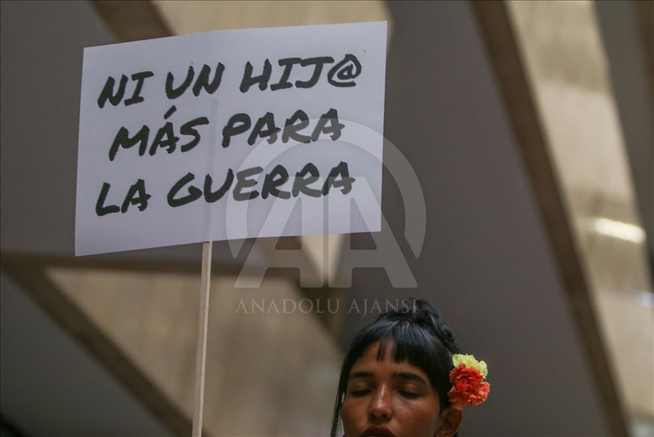 Ex- combatientes de las FARC recurren a la moda durante una pasarela en el congreso colombiano