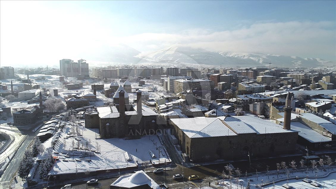 Kar yağışıyla beyaza bürünen Erzurum'da görsel şölen