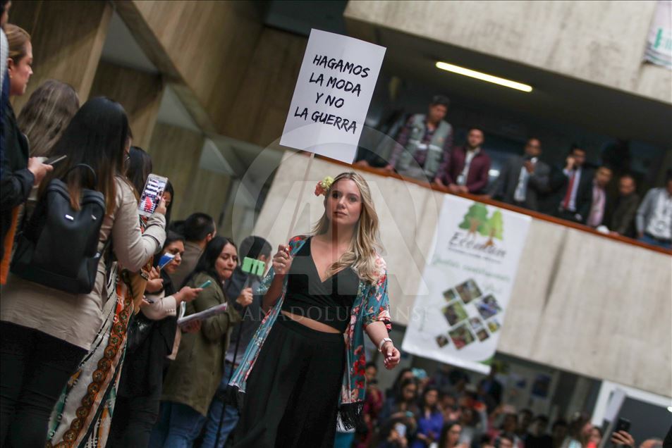Ex- combatientes de las FARC recurren a la moda durante una pasarela en el congreso colombiano