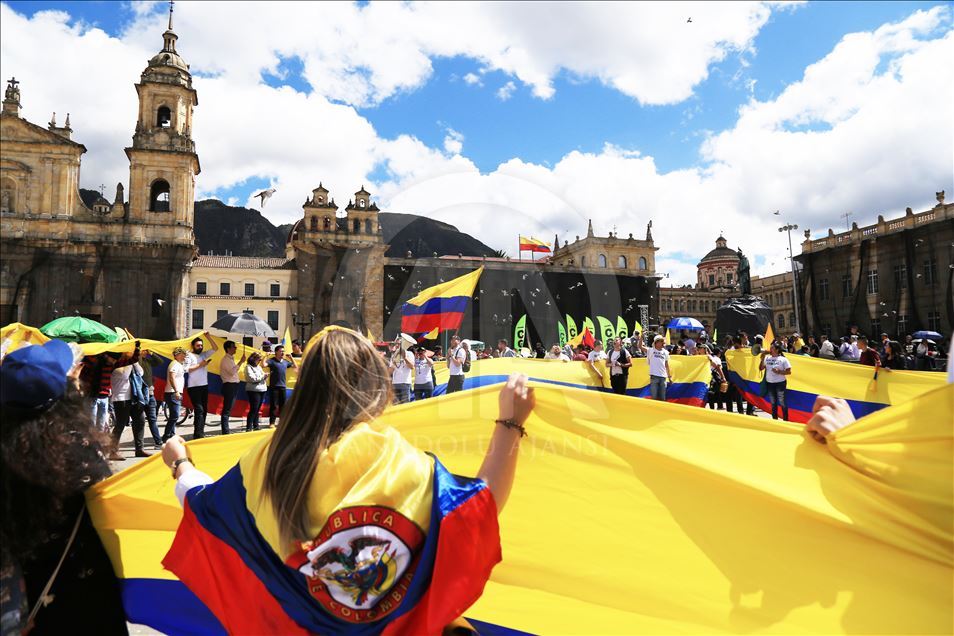 Cauca'dan gelen yerliler Bogota'da genel greve katılmaya devam ediyor