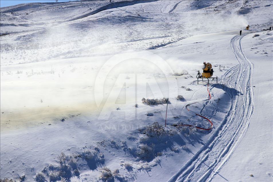 تولید 45 هزار مترمربع برف مصنوعی در مرکز اسکی ارجیس ترکیه