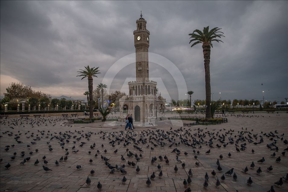 رقص زیبای کبوتران در آسمان ازمیر ترکیه