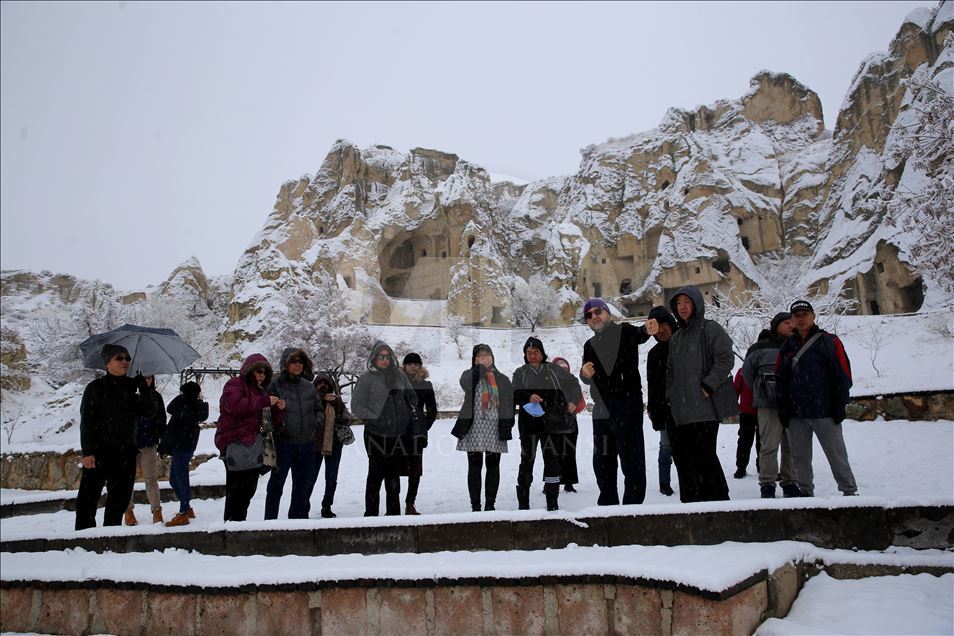 Kapadokya'da "beyaz güzellik" ziyaretçileri büyüledi