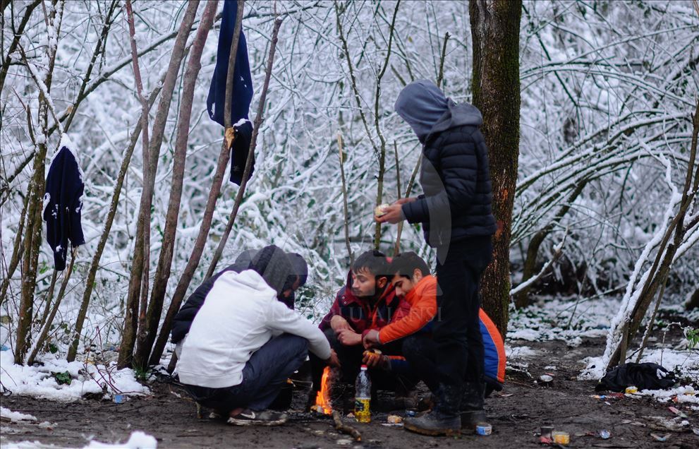 Temperaturat e ulëta vështirësojnë gjendjen e refugjatëve në kufijtë evropianë