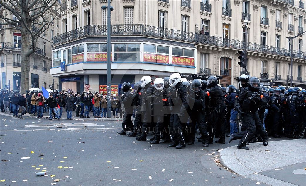 Fransa'da grevler hayatı durma noktasına getirdi 