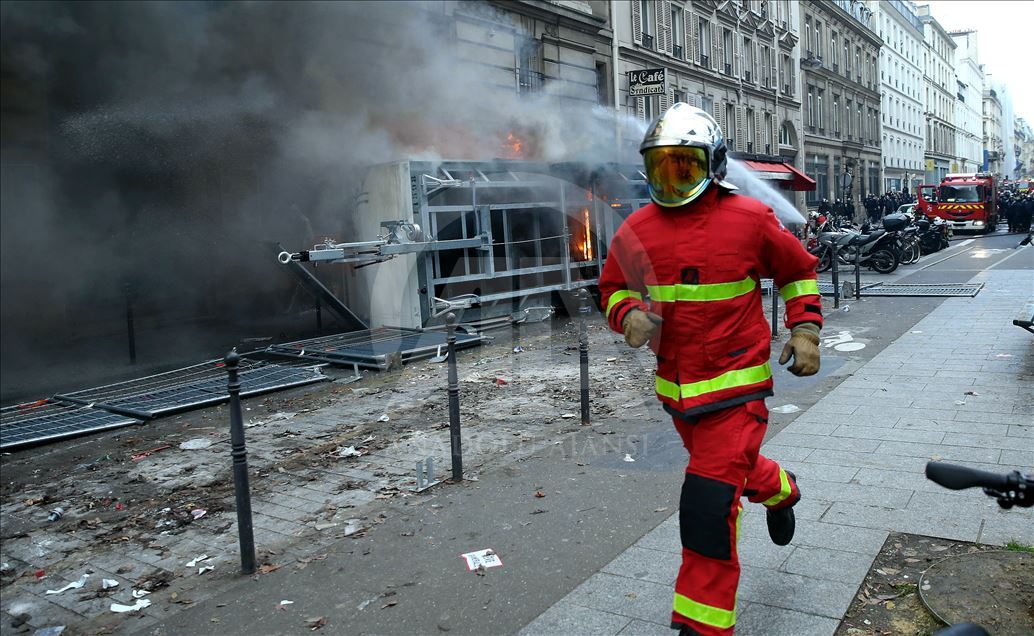 Fransa'da grevler hayatı durma noktasına getirdi 