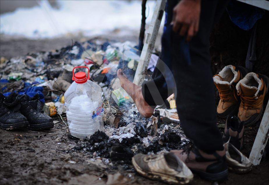AB kapısında bekleyen göçmenler dondurucu soğukta yaşam mücadelesi veriyor