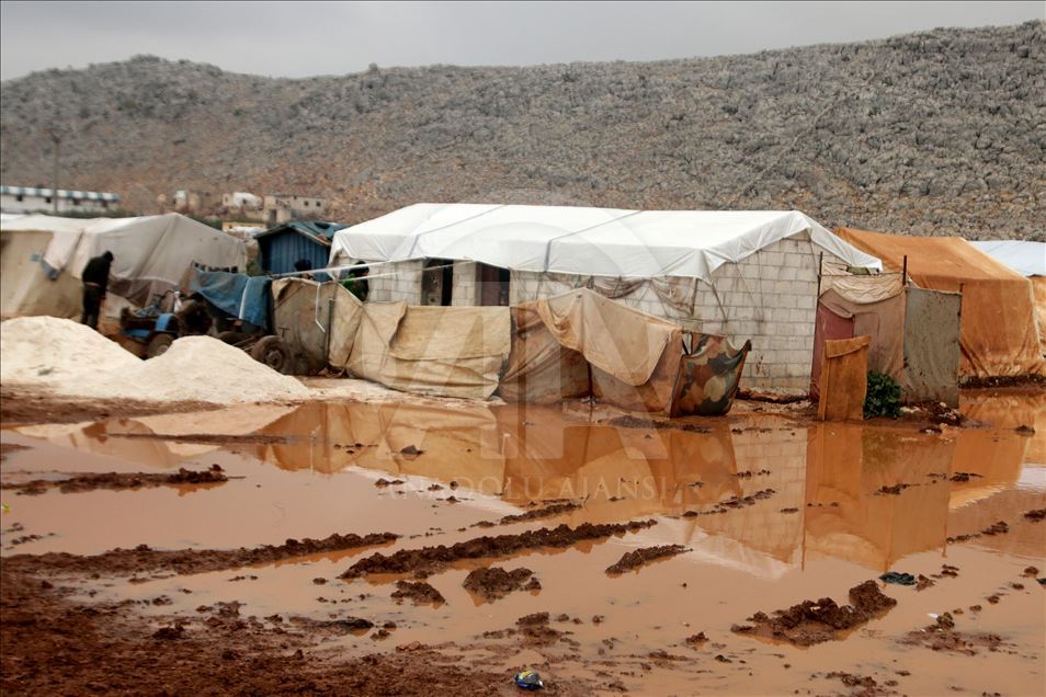 مياه الأمطار تغمر مخيمات للنازحين شمالي سوريا