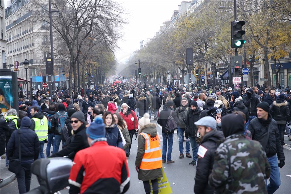 Fransa'da grevler hayatı durma noktasına getirdi