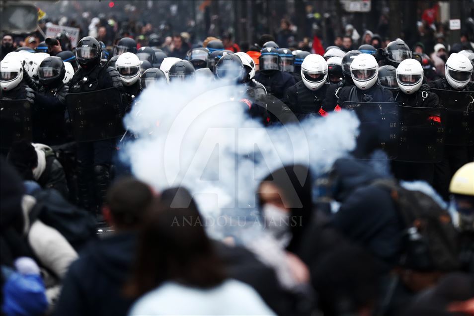 Fransa'daki emeklilik reformu protestoları yer yer şiddete dönüştü