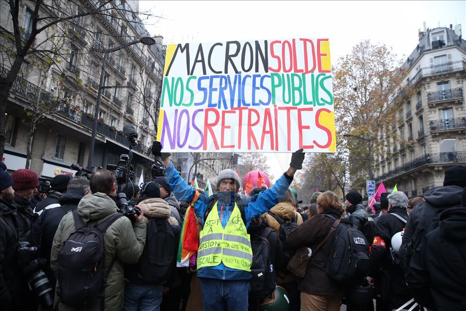 Fransa'da grevler hayatı durma noktasına getirdi