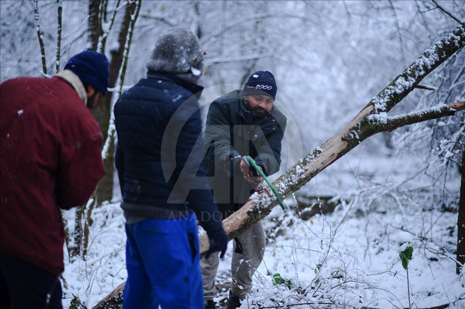 Temperaturat e ulëta vështirësojnë gjendjen e refugjatëve në kufijtë evropianë