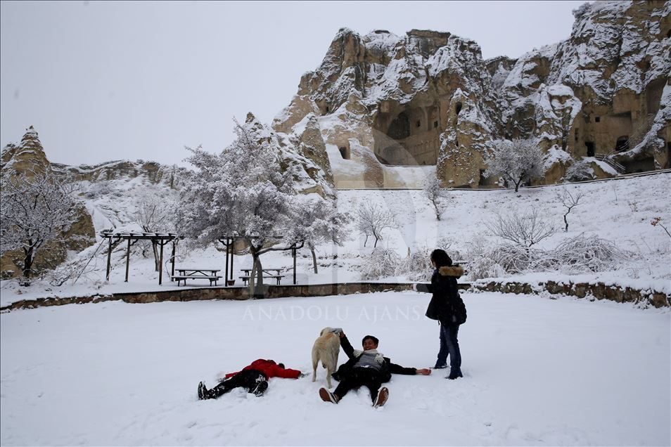 Kapadokya'da "beyaz güzellik" ziyaretçileri büyüledi