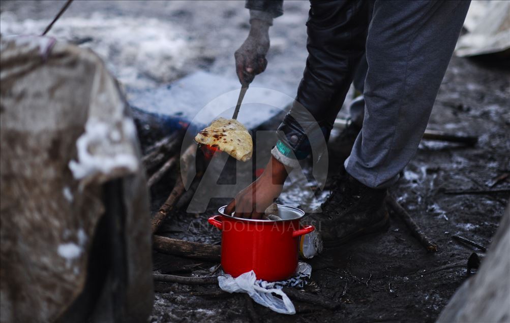 AB kapısında bekleyen göçmenler dondurucu soğukta yaşam mücadelesi veriyor